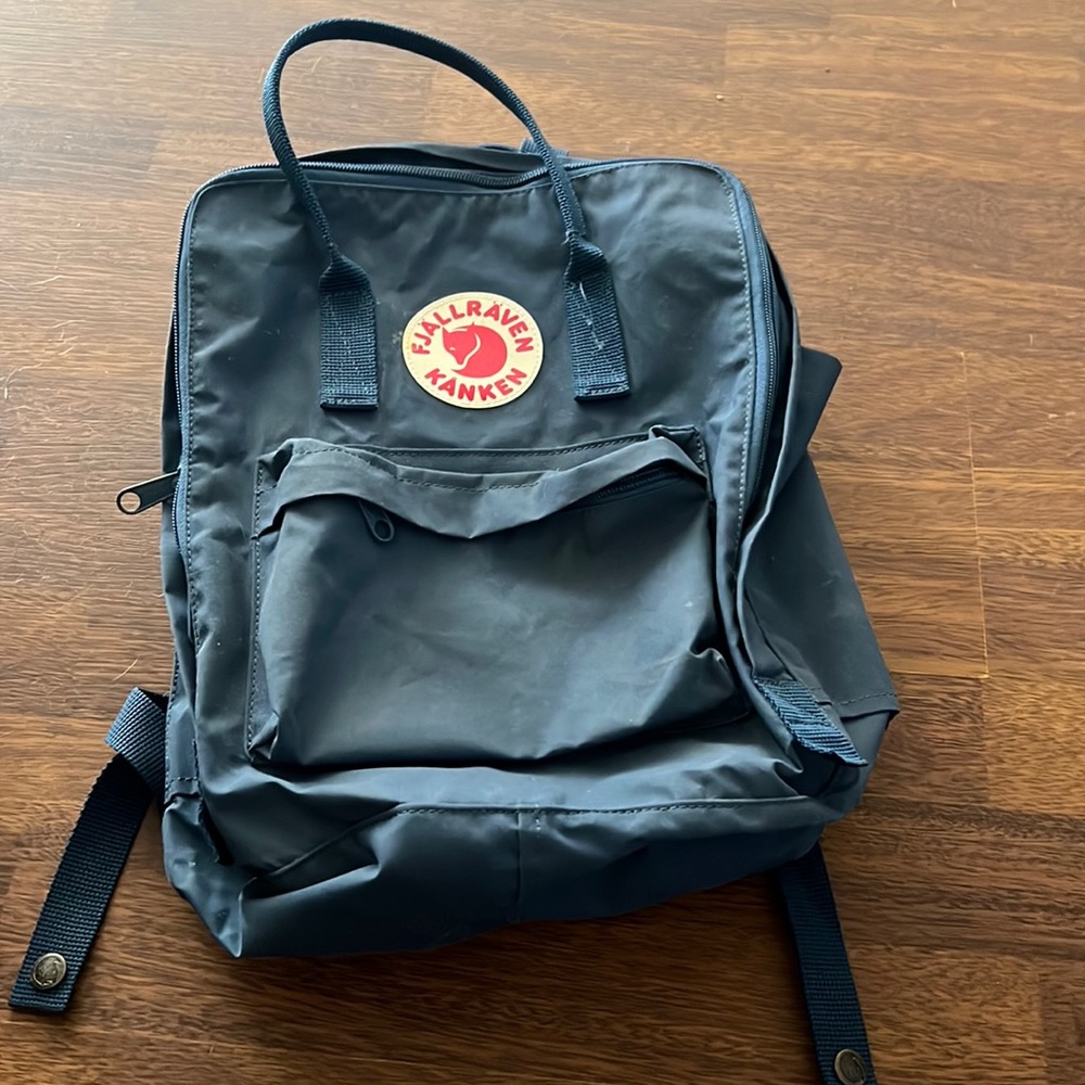 FJALLRAVEN water resistant back pack color is navy